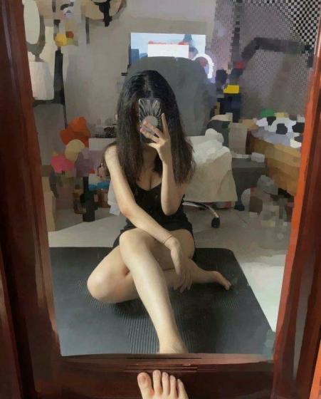 朝阳颜值身材巨乳极品嫩模Pp，高难度动作，操的真大声。 第2张