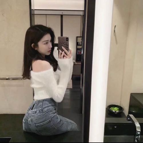 极品美女一线天，粉嫩奶子馒头逼 第1张
