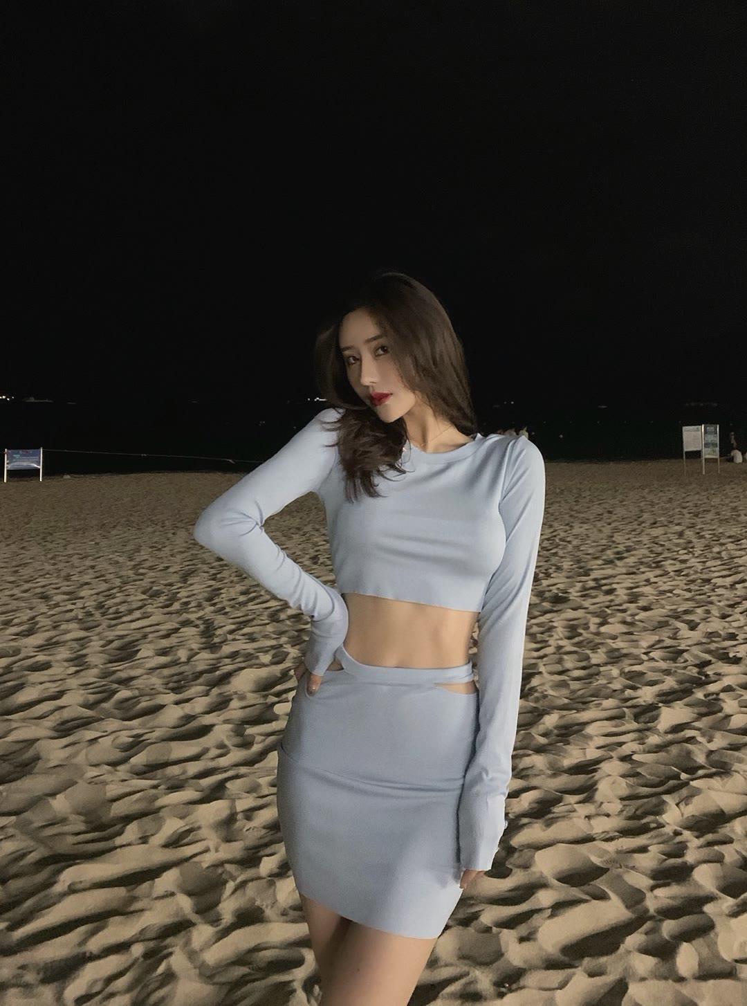 强烈推荐大奶吊灯女神梦梦姐黑丝大长腿，男人的梦想 第3张