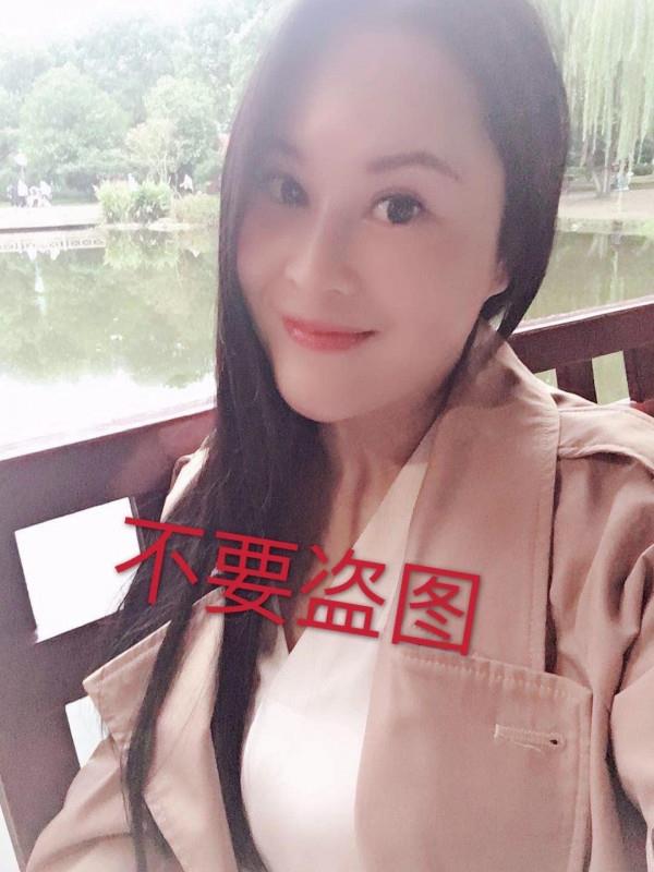 奉献可三通的少妇 第2张