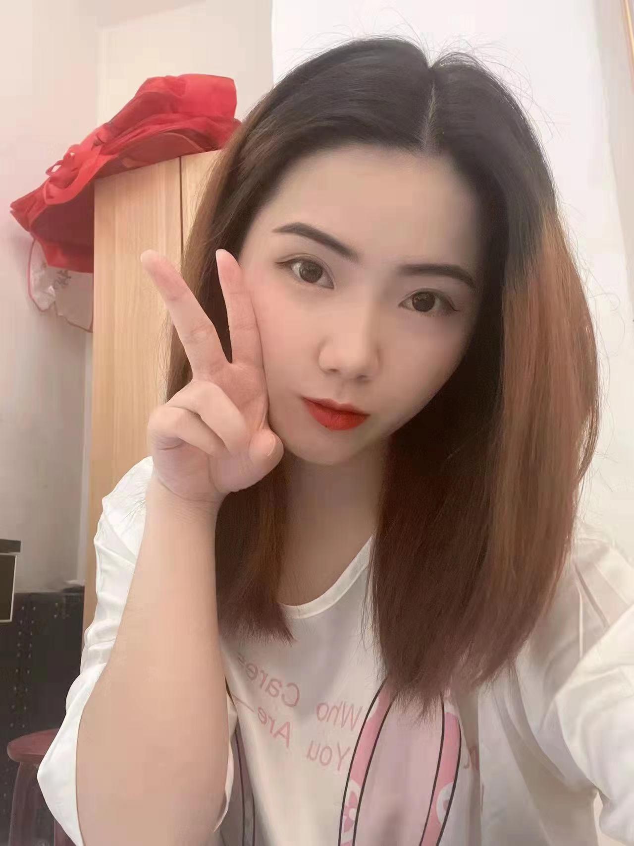 布依族02年的妹子，刚满20岁 第1张