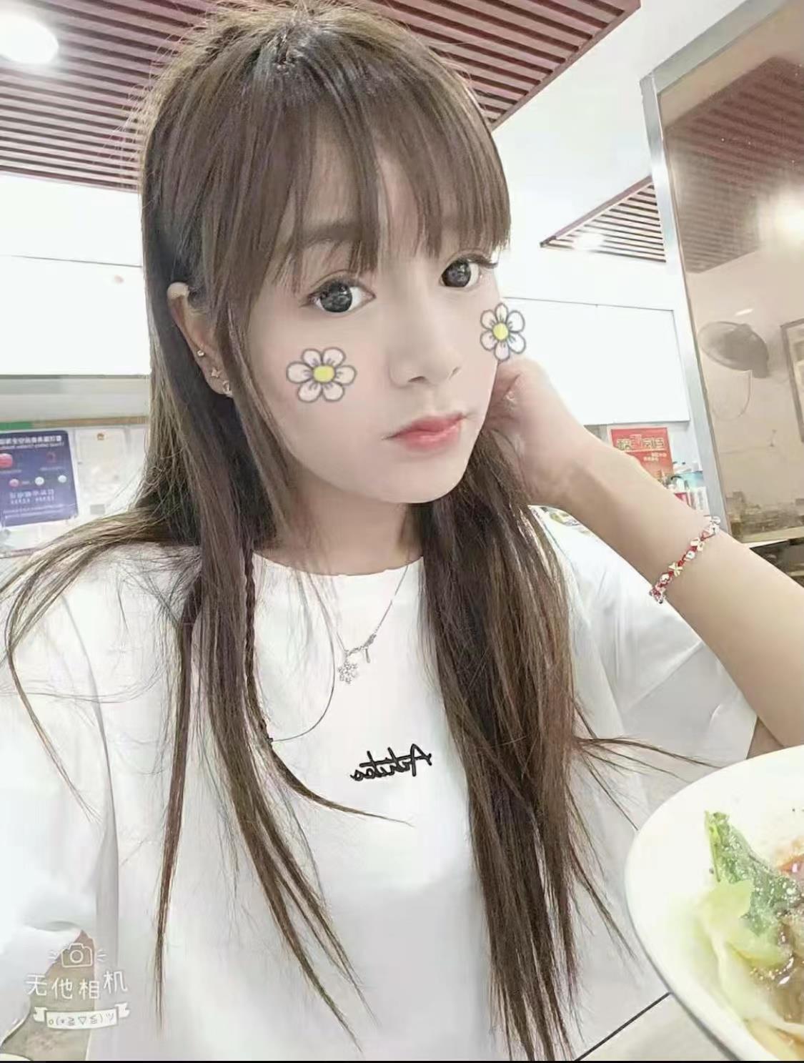 八一广场的可爱萝莉 第2张