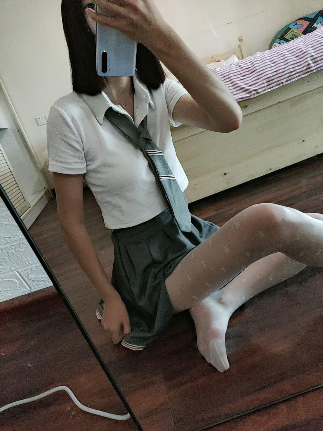分享一个身材匀称较瘦的妹子 第1张